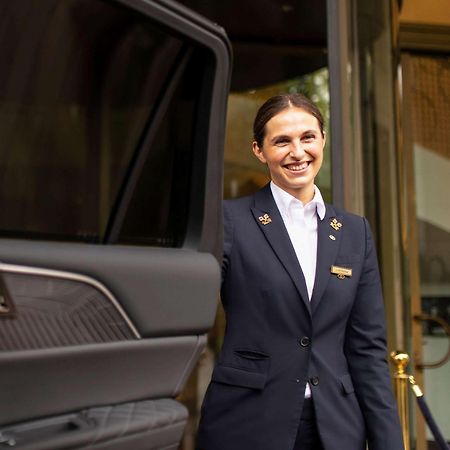 Sofitel Frankfurt Opera Hotell Frankfurt am Main Eksteriør bilde A chauffeur at the airport