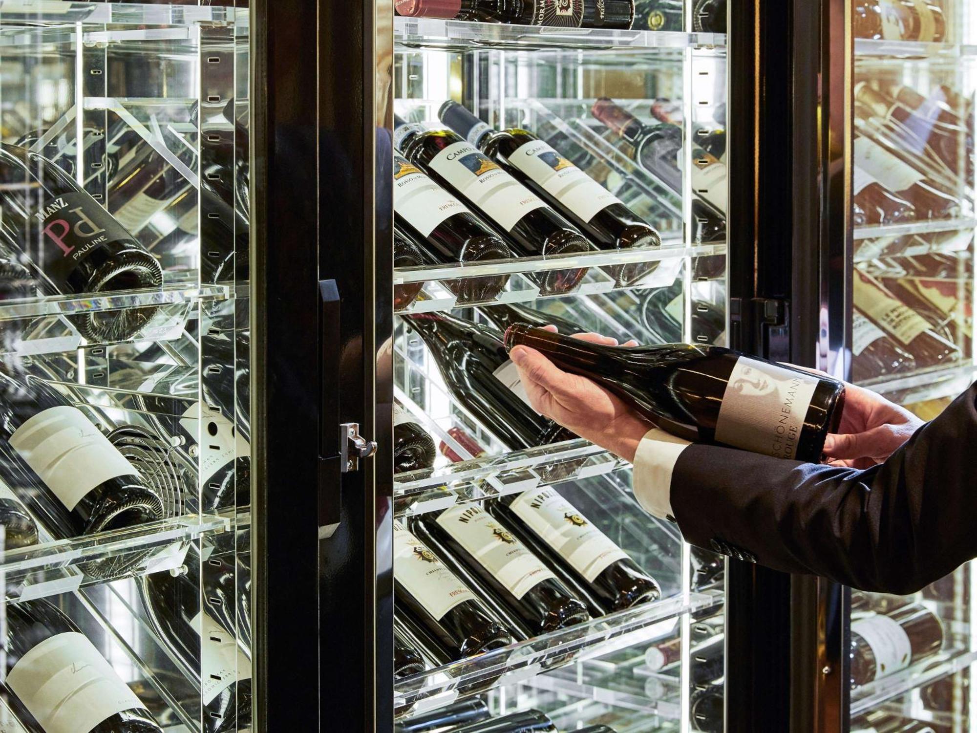 Sofitel Frankfurt Opera Hotell Frankfurt am Main Eksteriør bilde Wine storage
