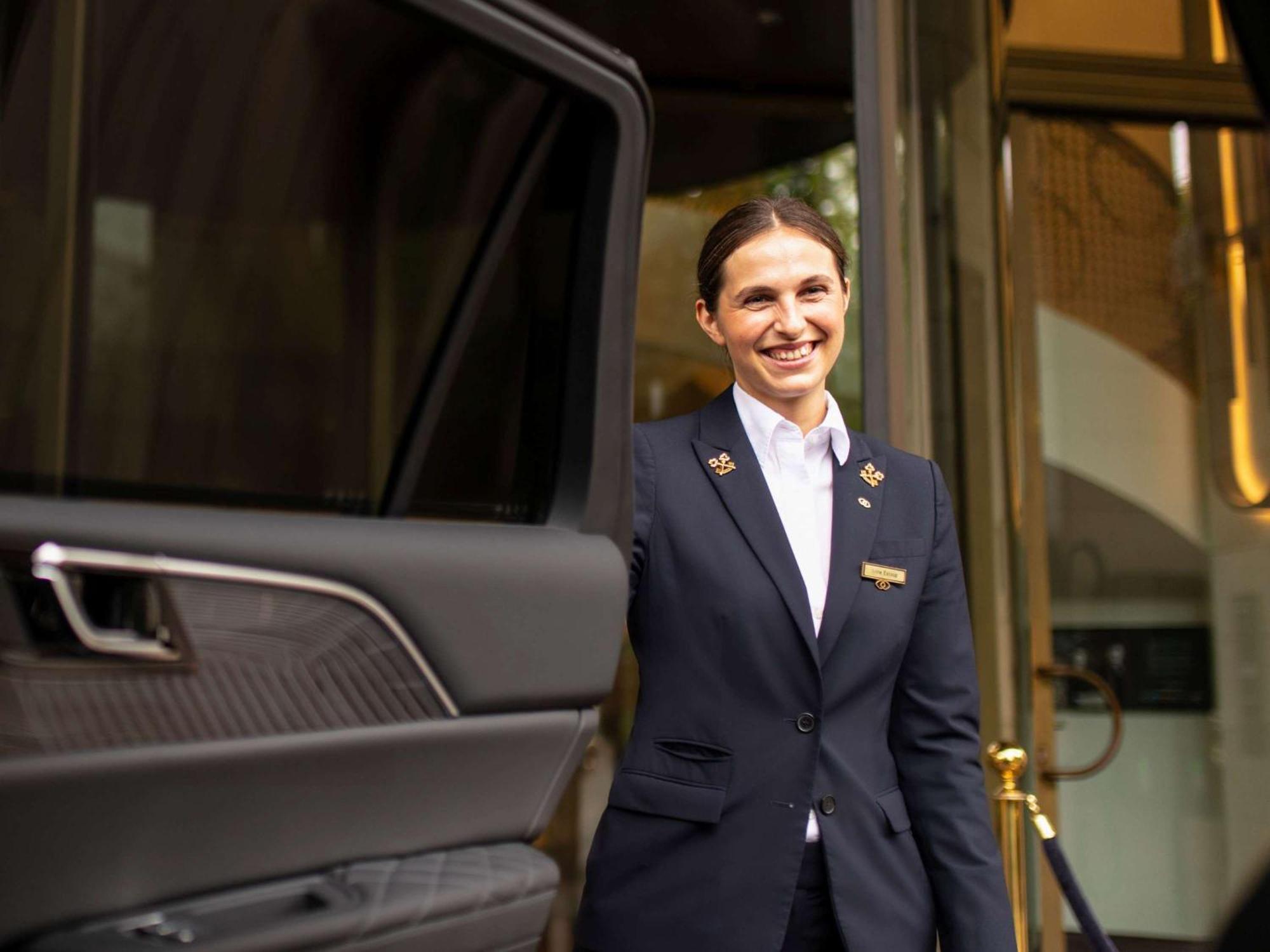 Sofitel Frankfurt Opera Hotell Frankfurt am Main Eksteriør bilde A chauffeur at the airport
