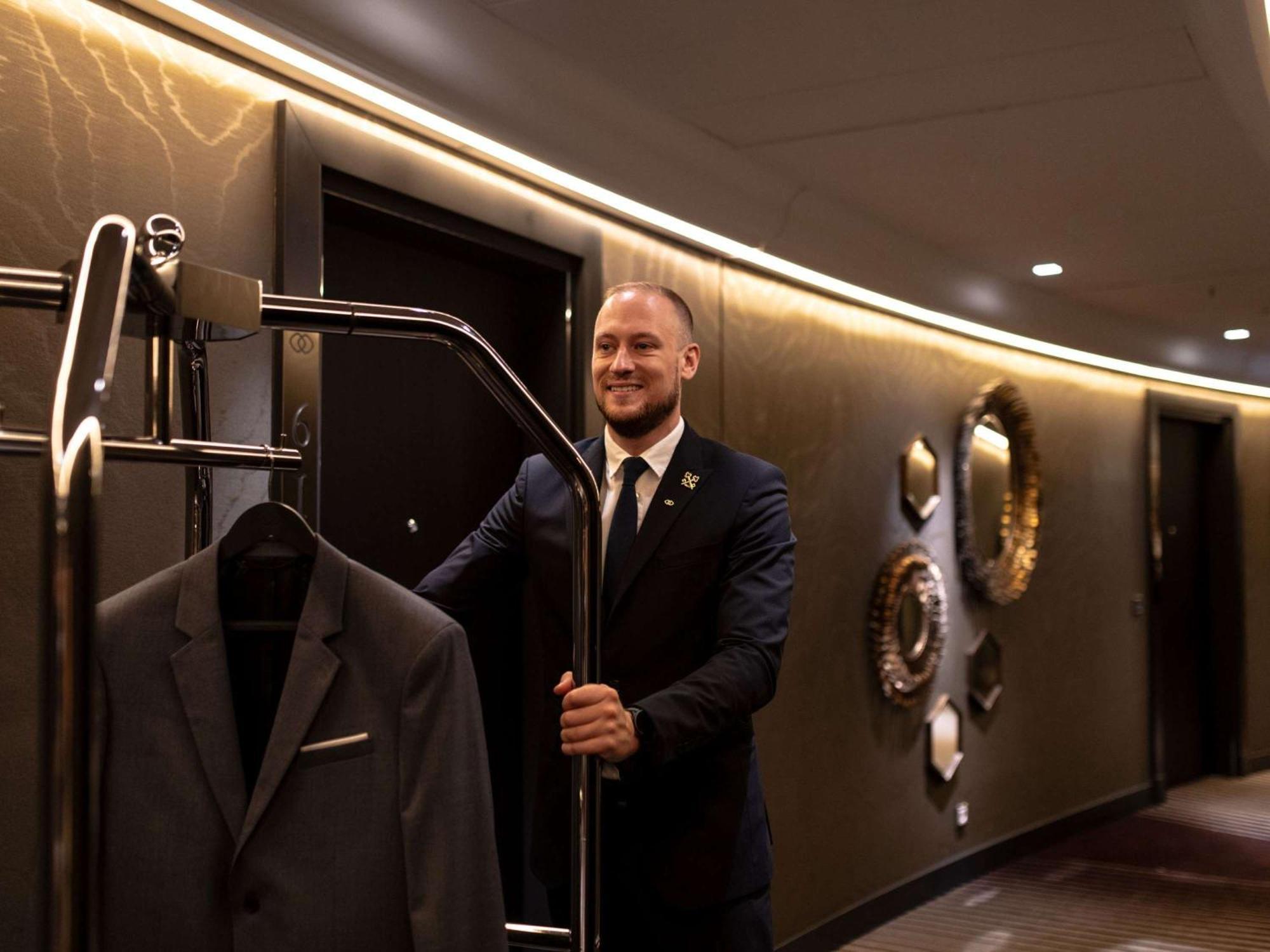Sofitel Frankfurt Opera Hotell Frankfurt am Main Eksteriør bilde A bellboy at the Mandarin Oriental, Munich