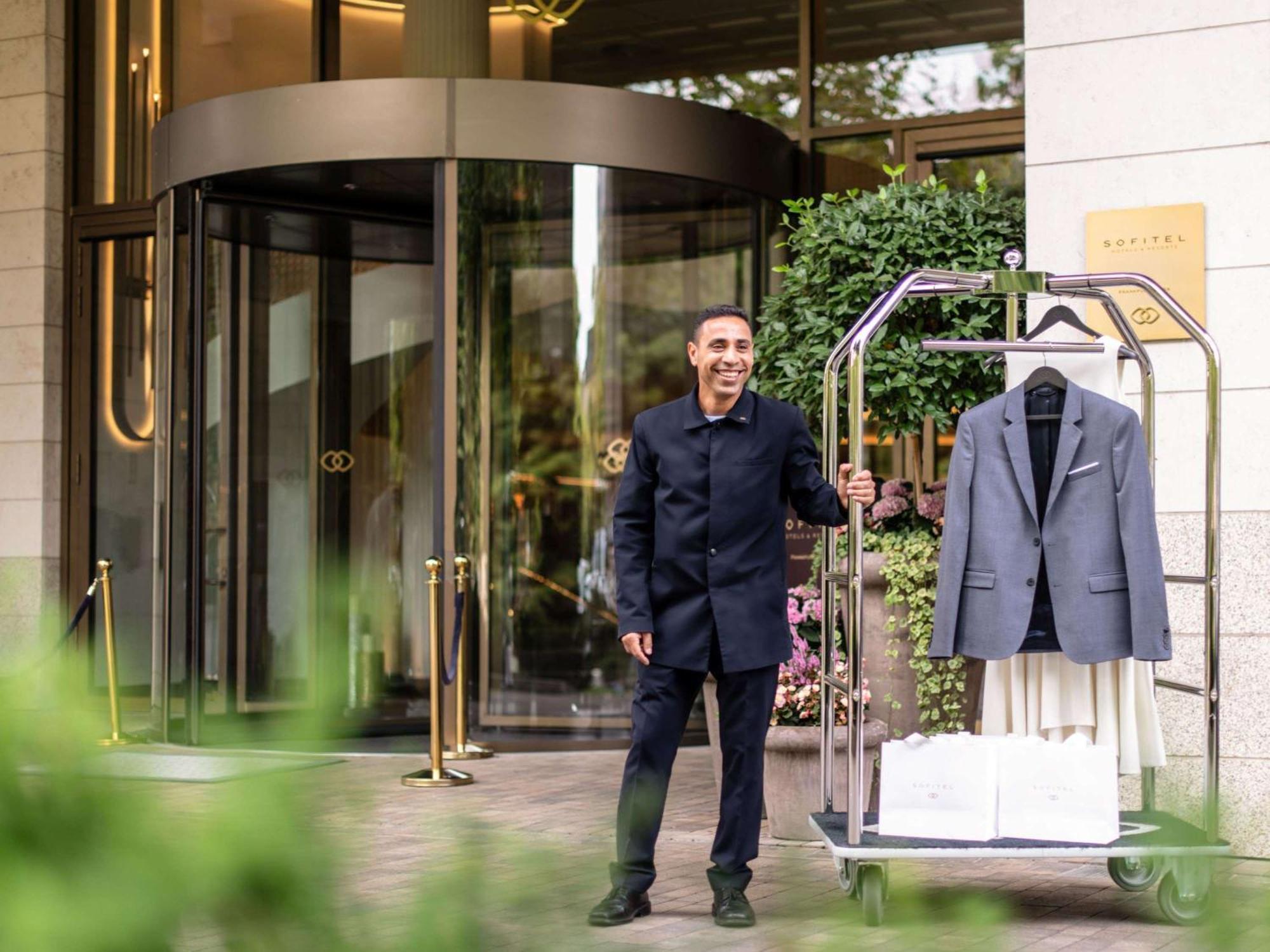 Sofitel Frankfurt Opera Hotell Frankfurt am Main Eksteriør bilde A bellboy at the entrance of a hotel