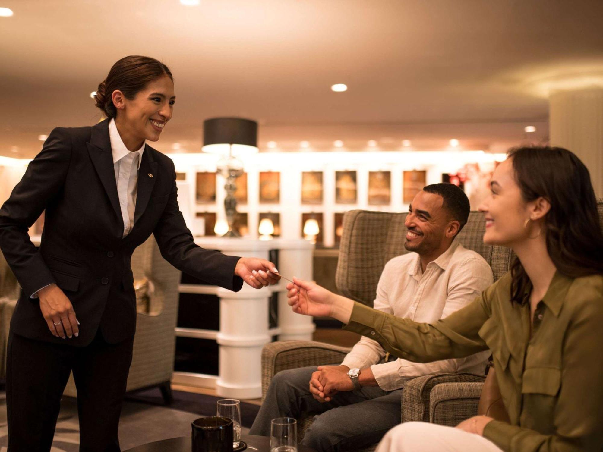 Sofitel Frankfurt Opera Hotell Frankfurt am Main Eksteriør bilde A hotel manager greeting guests
