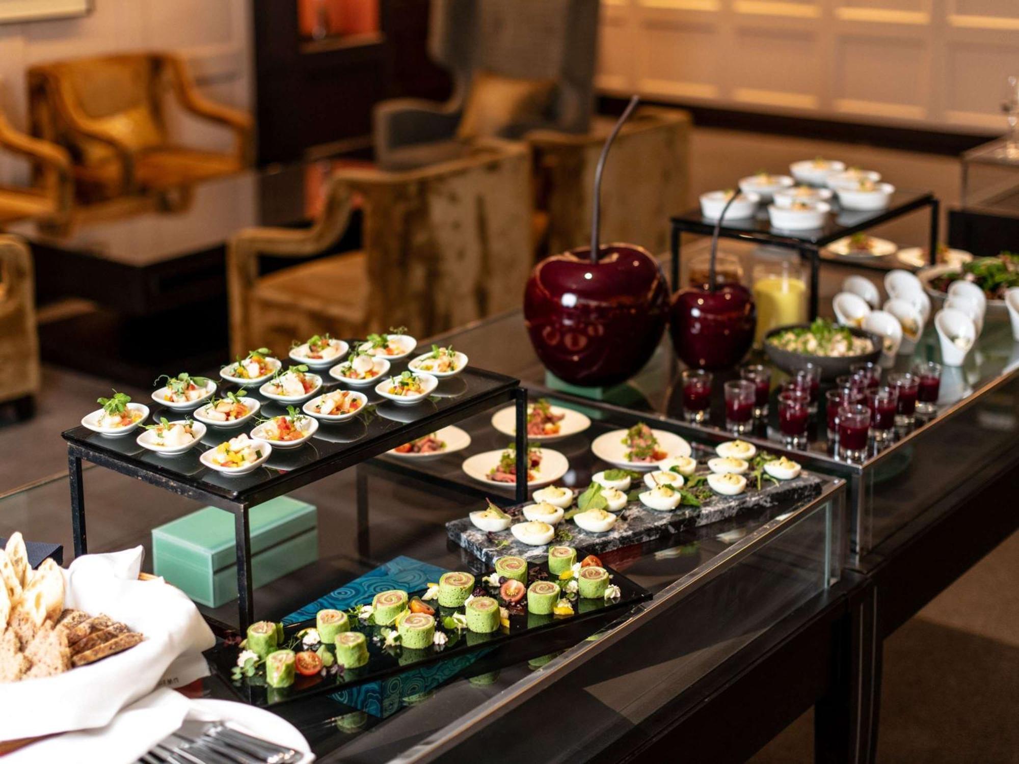 Sofitel Frankfurt Opera Hotell Frankfurt am Main Eksteriør bilde A buffet at a hotel
