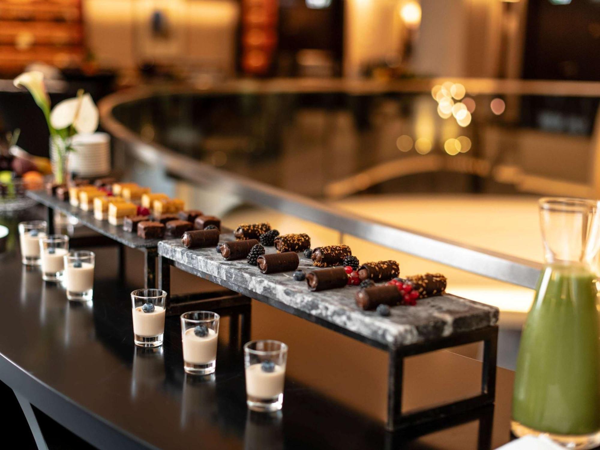 Sofitel Frankfurt Opera Hotell Frankfurt am Main Eksteriør bilde A selection of chocolate and other desserts