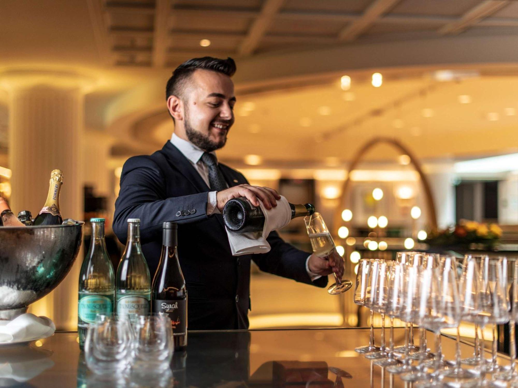 Sofitel Frankfurt Opera Hotell Frankfurt am Main Eksteriør bilde A sommelier at work
