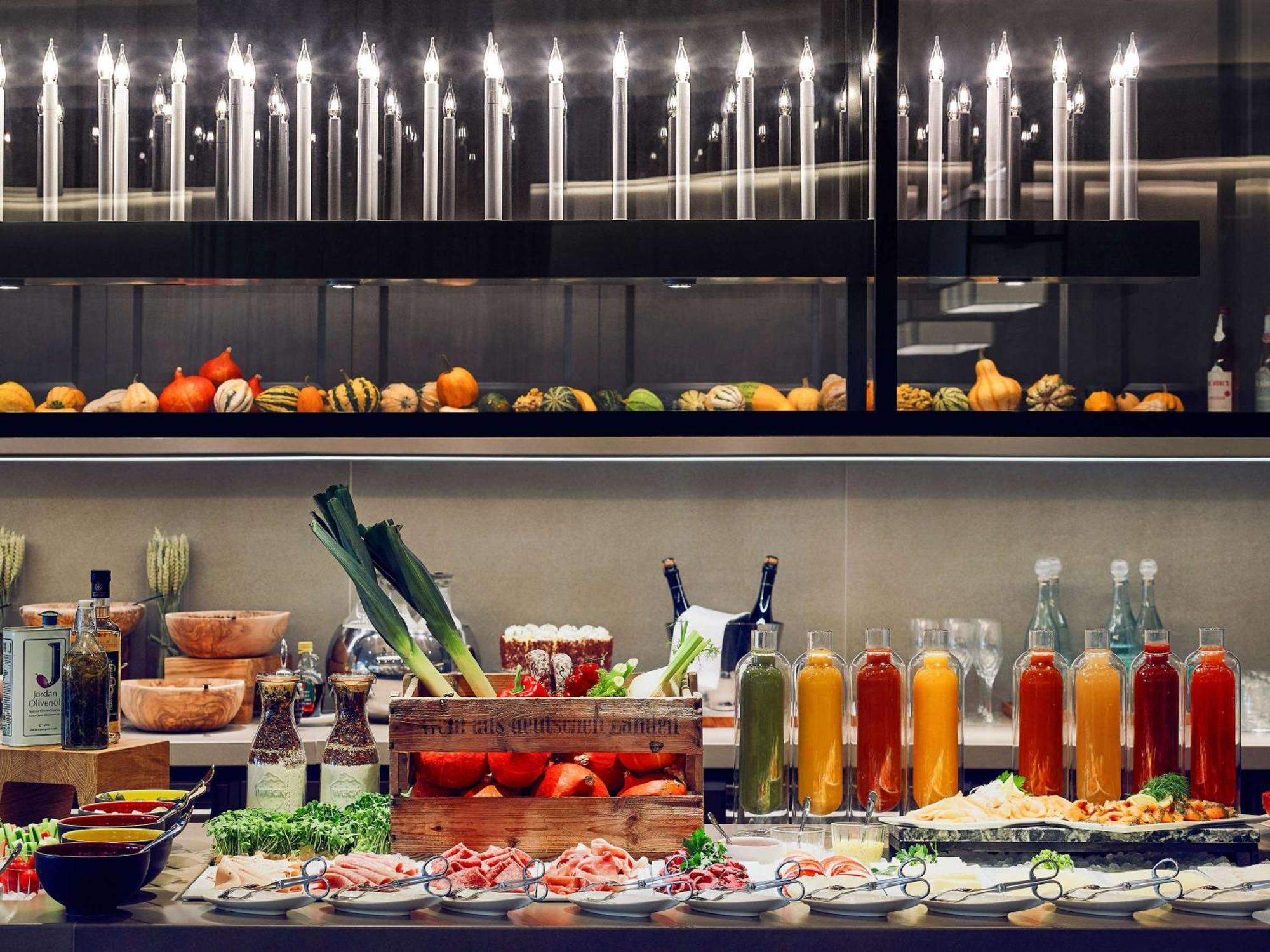 Sofitel Frankfurt Opera Hotell Frankfurt am Main Eksteriør bilde A buffet at a restaurant