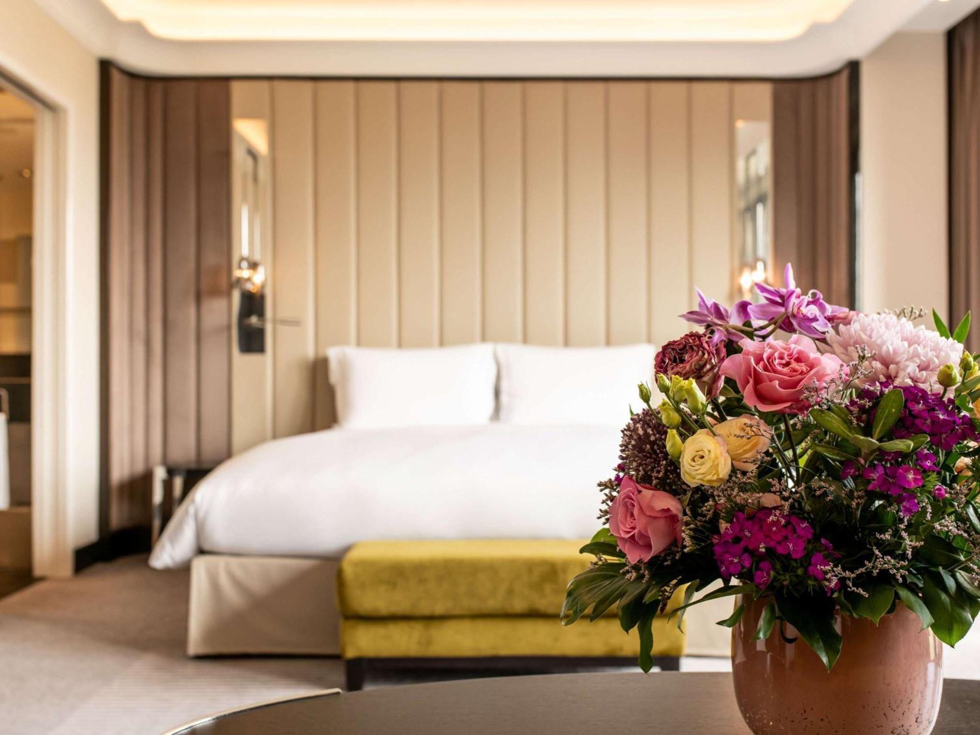 Sofitel Frankfurt Opera Hotell Frankfurt am Main Eksteriør bilde A suite at the hotel