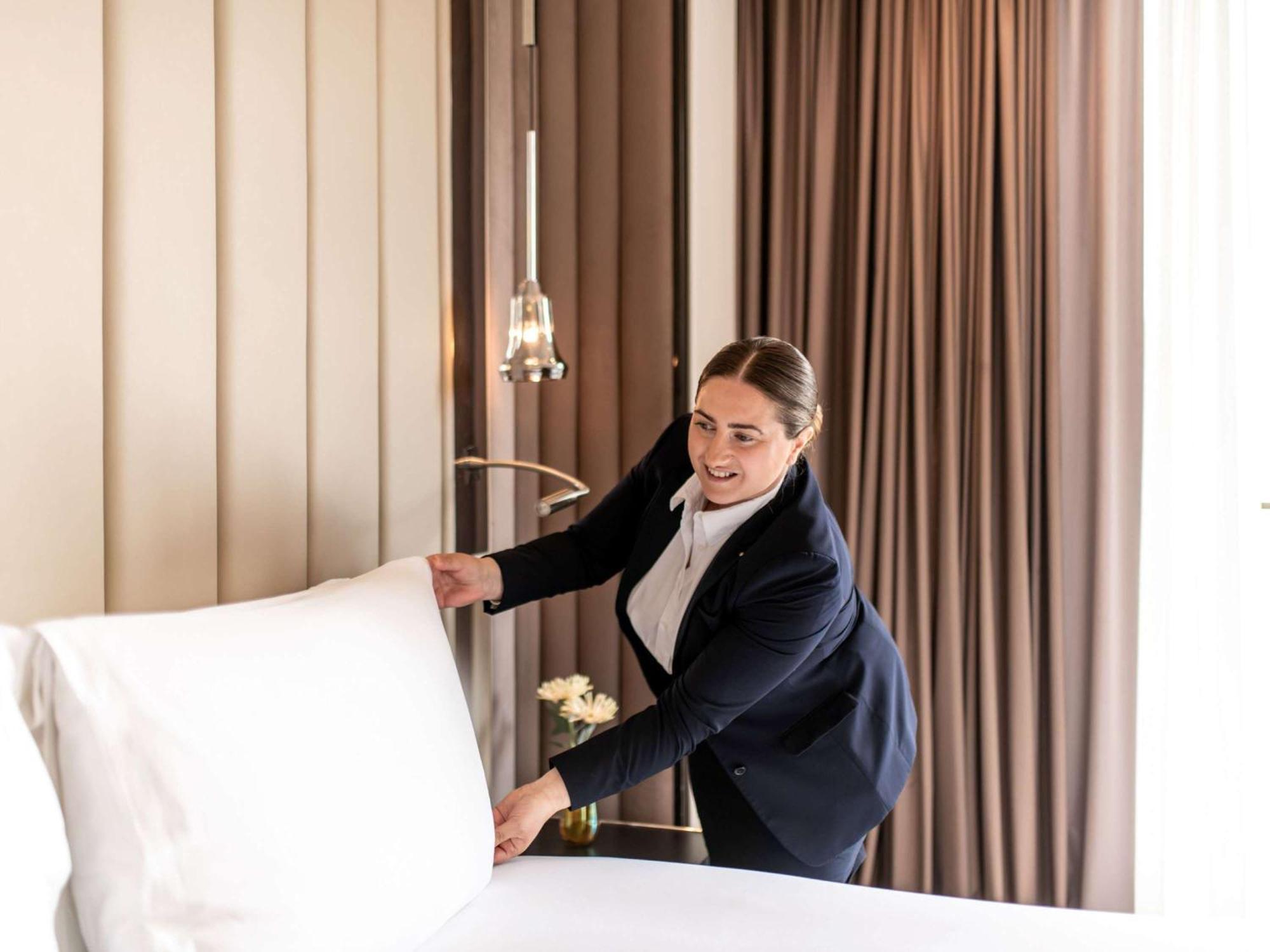 Sofitel Frankfurt Opera Hotell Frankfurt am Main Eksteriør bilde A chambermaid making a bed