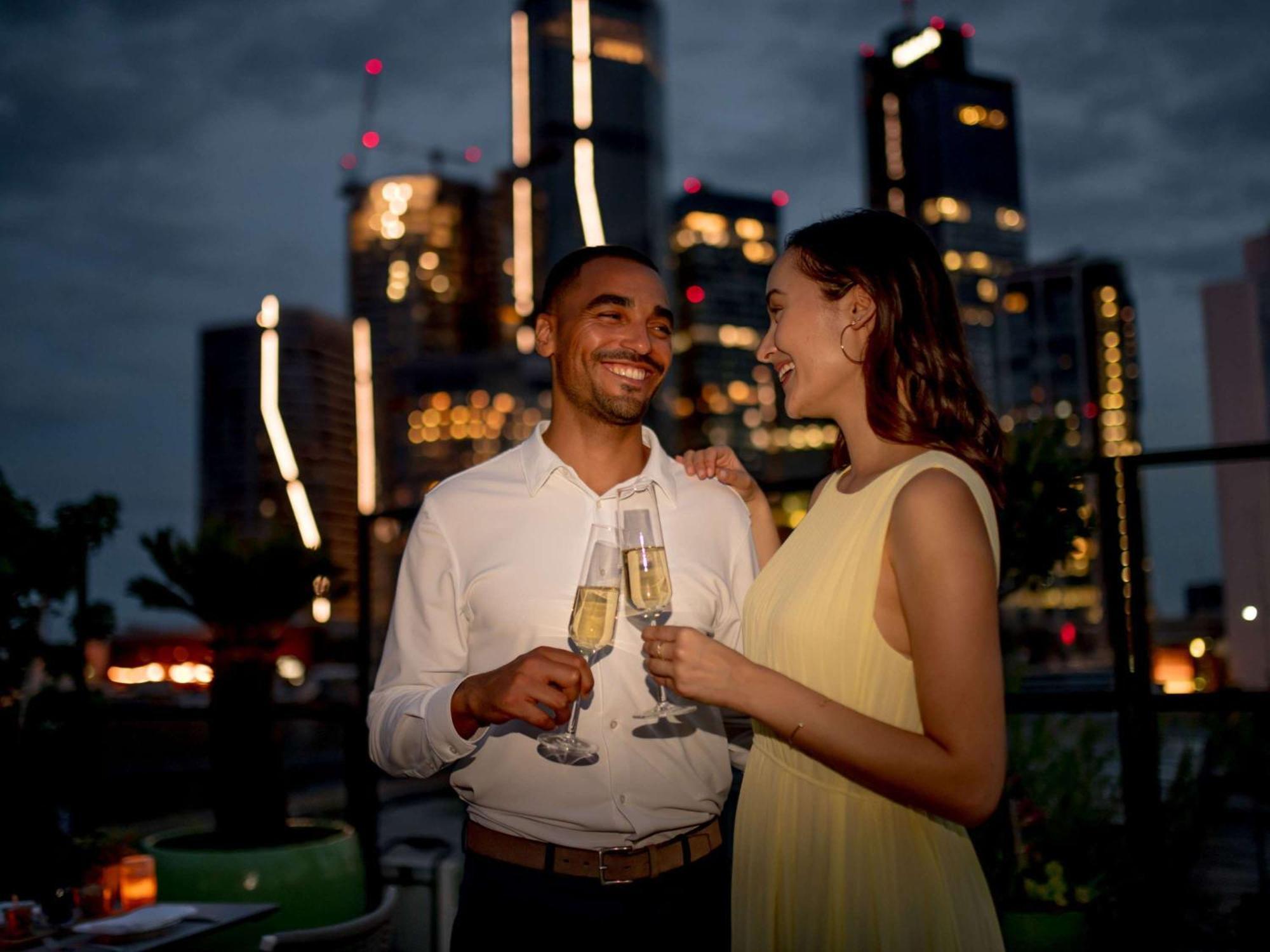 Sofitel Frankfurt Opera Hotell Frankfurt am Main Eksteriør bilde A couple drinking champagne