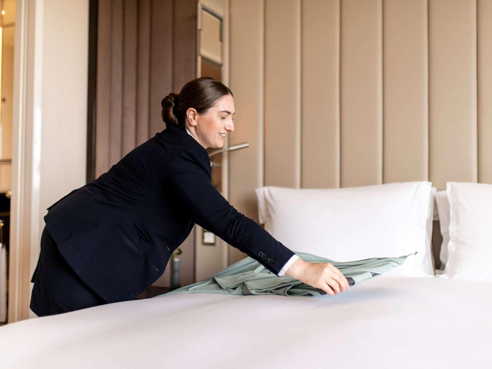 Sofitel Frankfurt Opera Hotell Frankfurt am Main Eksteriør bilde A chambermaid making a bed
