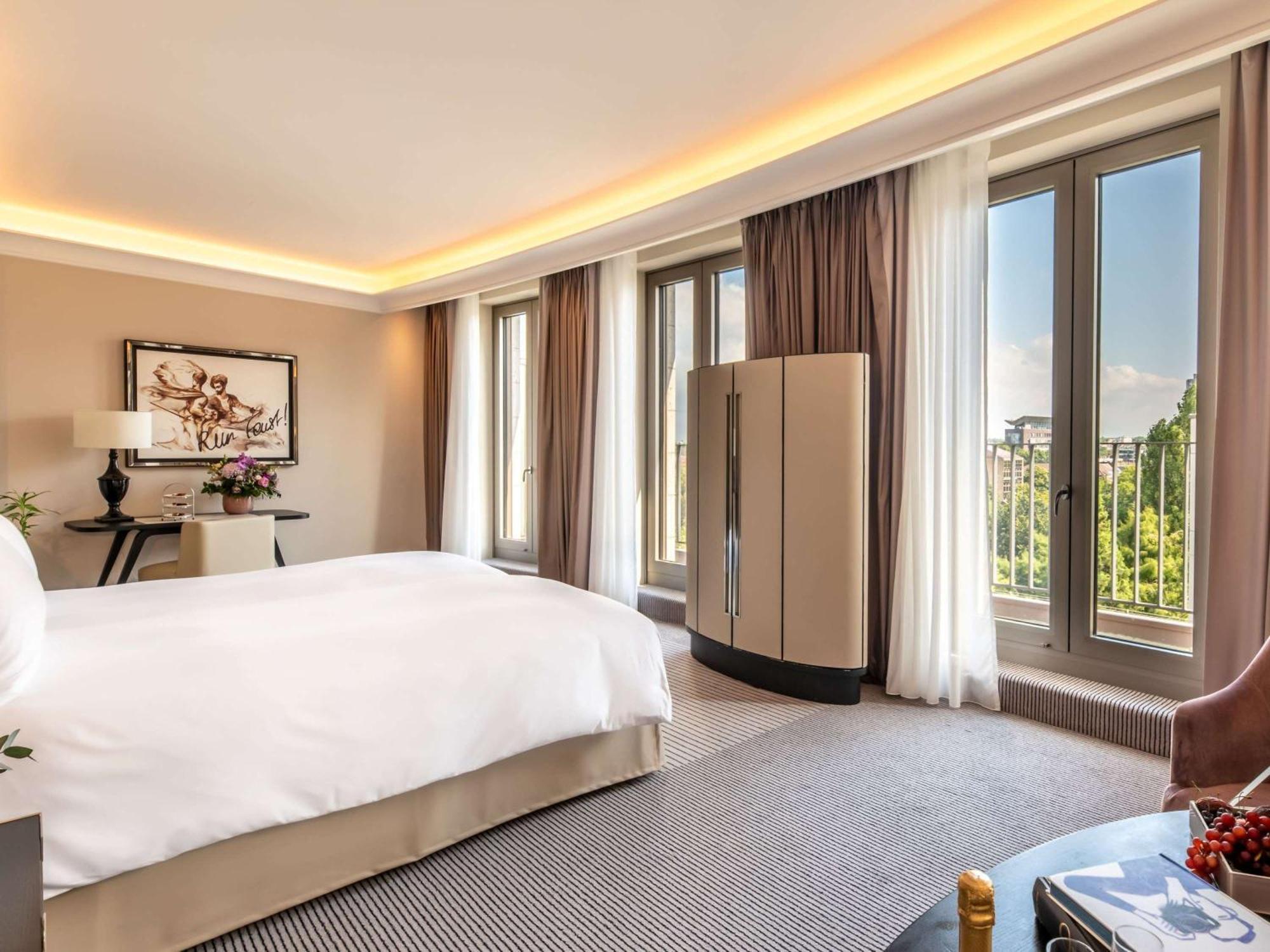 Sofitel Frankfurt Opera Hotell Frankfurt am Main Eksteriør bilde A bedroom at the hotel