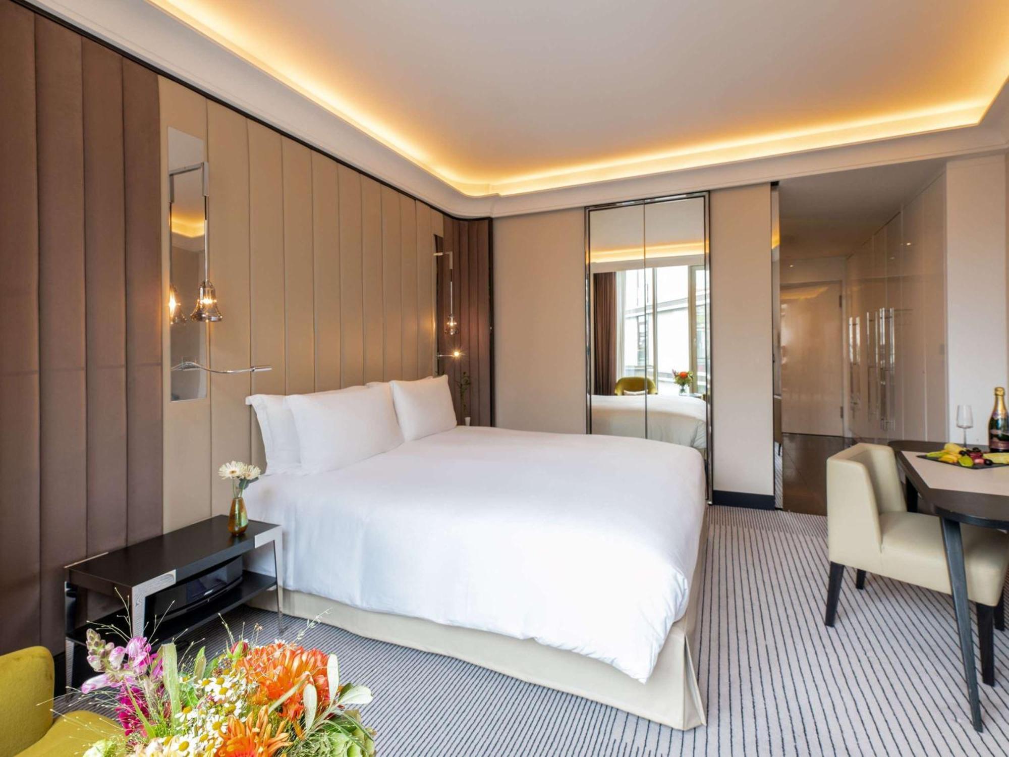 Sofitel Frankfurt Opera Hotell Frankfurt am Main Eksteriør bilde A suite at the hotel