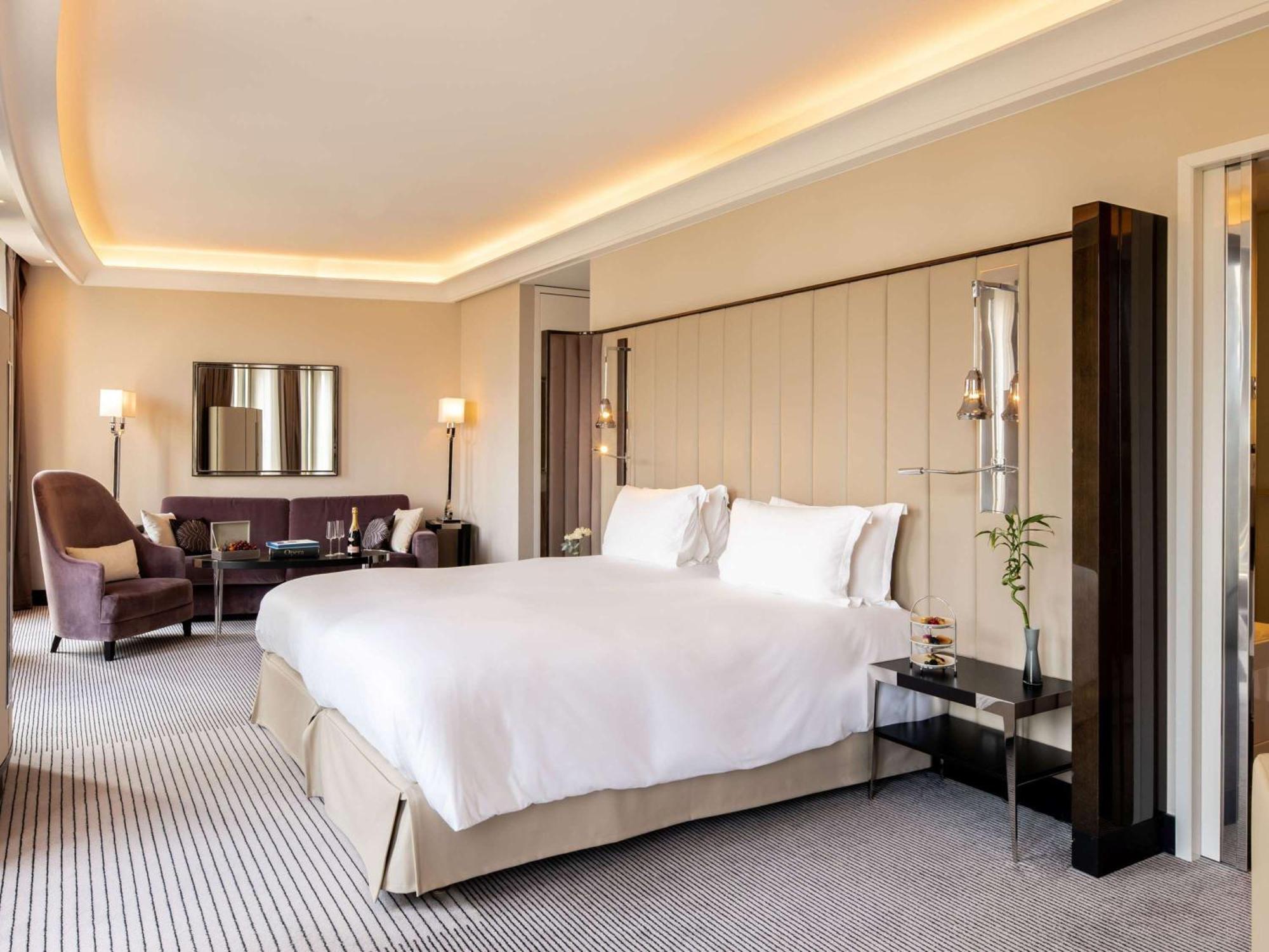 Sofitel Frankfurt Opera Hotell Frankfurt am Main Eksteriør bilde A suite at the InterContinental Paris Le Grand