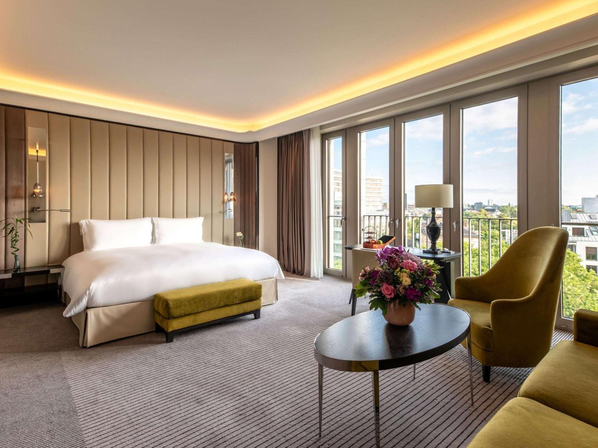 Sofitel Frankfurt Opera Hotell Frankfurt am Main Eksteriør bilde A suite at the InterContinental Paris Le Grand